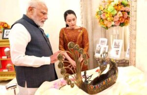 थाई प्रधानमंत्री शिनवात्रा को प्रधानमंत्री मोदी ने डोकरा पीतल की मोर नाव की भेंट
