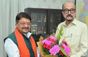 राज्यपाल डेका से मध्य प्रदेश के केबिनेट मंत्री विजयवर्गीय ने की भेंट