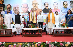 राज्यपाल रमेन डेका बिलासपुर के लखीराम ऑडिटोरियम में आयोजित मध्यदेशीय वैश्य महासभा के राष्ट्रीय सम्मेलन में शामिल हुए