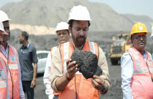 केंद्रीय कोयला मंत्री जी किशन रेड्डी ने खदान में उतरकर, कोयले को उठाकर खदान को करीब से देखा
