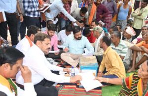 सुशासन तिहार 2025 :कलेक्टर और जिला पंचायत अध्यक्ष ने जमीन पर बैठकर ग्रामीणों से सीधा संवाद किया