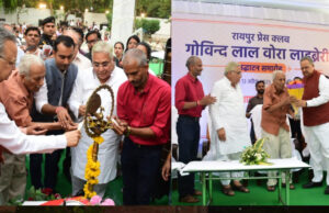 स्व. मधुकर खेर स्मृति रायपुर प्रेस क्लब परिसर में गोविंद लाल वोरा लाइब्रेरी का शुभारंभ हुआ