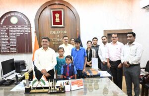 कलेक्टर ने दृष्टिबाधित बच्चों को पढ़ाई के लिए दिया मोबाईल