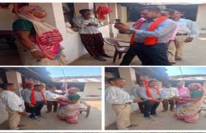 डोंगरगढ़ : जनपद पंचायत सभापति उमेश साहू ने ग्राम पिपरिया में राजबाई कँवर के कच्चे आवास प्लस 2.0 में शामिल करने किया सर्वेक्षण