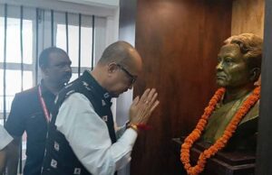 संबलपुर में राज्यपाल ने किया लक्ष्मीकांत बेजबरुआ के साहित्य का अवलोकन, दी श्रद्धांजलि