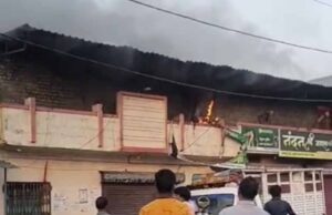 जनरल स्टोर में लगी आग, लाखों रुपये का सामान खाक