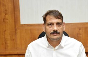 कलेक्टर गोपाल वर्मा और नगर पालिका अध्यक्ष ने घर-घर पहुंचकर सड़क निर्माण कार्य में सहयोग करने आग्रह किया