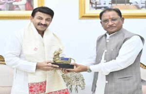 CM साय ने सांसद तिवारी का पारंपरिक शाल ओढ़ाकर नंदी की प्रतिमा भेंट कर आत्मीय स्वागत किया