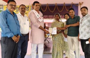 रायपुर : सुशासन तिहार में आवेदिका श्रध्दा सारथी को मिली राशनकार्ड