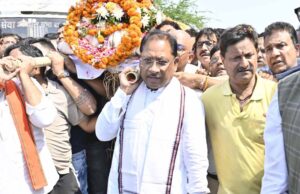 मुख्यमंत्री ने पहलगाम आतंकी हमले में दिवंगत दिनेश मिरानिया के पार्थिव शरीर को दिया कंधा