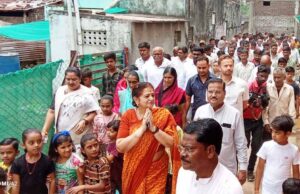 ताप्ती बेसिन मेगा रिचार्ज परियोजना के एमओयू बाद योजना की सूत्रधार अर्चना चिटनिस ने ताप्ती तट पहुंचकर किया नमन