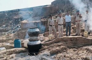 रायपुर : 34 हजार रुपये मूल्य की अवैध कच्ची शराब व महुआ लाहन जब्त