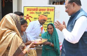 पीएम आवास योजना की हितग्राही अमरौतीन साहू के अतिथि बने मुख्यमंत्री