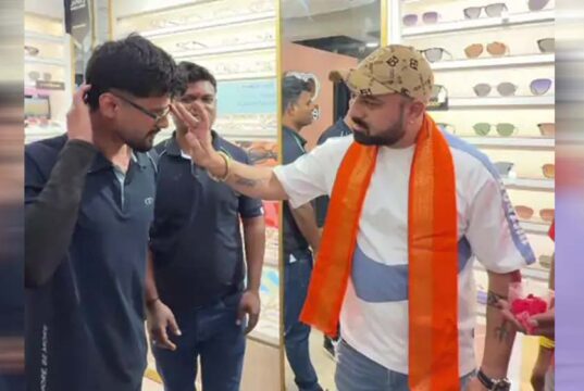 भोपाल-छिंदवाड़ा में लेंसकार्ट शोरूम पर बजरंग दल का प्रदर्शन, कर्मचारियों पर तिलक और कलावा बांधने का आरोप