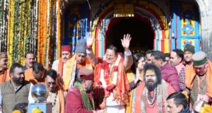 केदारनाथ धाम के कपाट खुलते ही गूंजे महादेव के जयकारे, श्रद्धालुओं पर हुई पुष्प वर्षा