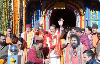 केदारनाथ धाम के कपाट खुलते ही गूंजे महादेव के जयकारे, श्रद्धालुओं पर हुई पुष्प वर्षा