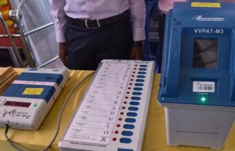 बंगाल चुनाव से पहले EC का सख्त आदेश, EVM बटन पर गोंद या परफ्यूम लगाने पर होगी कड़ी सजा