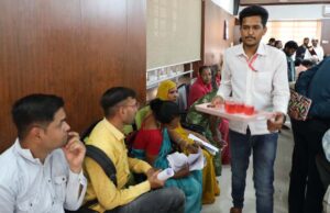 नर्मदापुरम में कलेक्टर ने जनसुनवाई में फरियादियों के लिए किया खास इंतजाम, भीषण गर्मी में ठंडा पानी और शरबत उपलब्ध