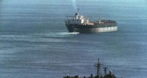 हिंद महासागर में अमेरिका ने ईरानी टैंकर को घेरा, 3 जहाजों की घेराबंदी से बढ़ा संकट