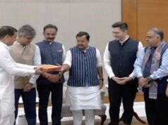 राघव चड्ढा और अन्य नेताओं का बीजेपी में स्वागत, मिठाई खिलाकर किया अभिनंदन