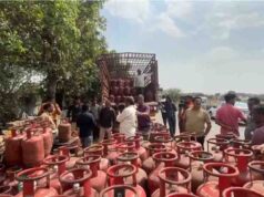 महंगी गैस और सिलिंडर की कमी ने तोड़ी गरीबों की कमर, दिल्ली में अब लोग चूल्हा जलाने के लिए लकड़ी और कोयले के भरोसे