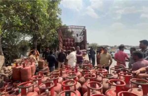 महंगी गैस और सिलिंडर की कमी ने तोड़ी गरीबों की कमर, दिल्ली में अब लोग चूल्हा जलाने के लिए लकड़ी और कोयले के भरोसे