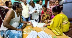 गर्मी से राहत का देसी जुगाड़: तहसीलदार ने प्रगणकों को बांटे प्याज-टॉवेल, लौटने पर शरबत