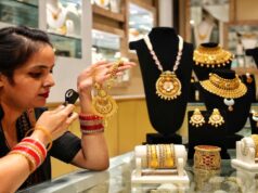 सोने और चांदी की कीमतों में 1.6 प्रतिशत की गिरावट, मजबूत डॉलर से बढ़ी बिकवाली