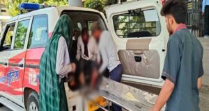 रतलाम के डायल-112 हीरोज सड़क दुर्घटना में घायल बुजुर्ग को अस्पताल में भर्ती कराया
