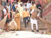 बावड़ी सफाई के लिए मंत्री विश्वास सारंग का श्रमदान, लोगों को भी दिया स्वच्छता का संदेश