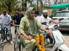 खंडवा की सियासत में अलग तस्वीर, कंचन तनवे ने निकाली साइकिल यात्रा तो महापौर ई-कार संग पहुंचीं