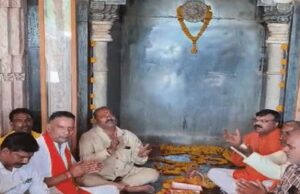 हाईकोर्ट फैसले के बाद भोजशाला में धार्मिक आयोजन, हनुमान चालीसा पाठ और पूजा में जुटे श्रद्धालु
