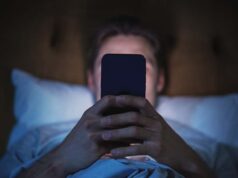 स्मार्टफोन बना जनसंख्या घटने की वजह? रिपोर्ट के खुलासे ने चौंकाया दुनिया को
