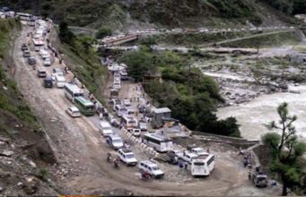 जोशीमठ की सड़कों पर वाहनों की कतारें, छुट्टियों के चलते ट्रैफिक व्यवस्था चरमराई