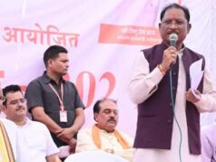 मुख्यमंत्री विष्णु देव साय ने बलौदबाजार जिले के करहीबाजार में हितग्राहियों से की आत्मीय बातचीत