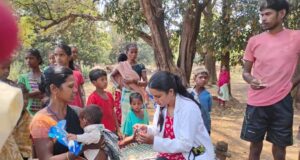 दुर्गम रास्तों को पार कर स्वास्थ्य अमला पहुंचा गांव, सैकड़ों लोगों को मिला उपचार