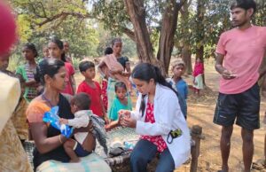 दुर्गम रास्तों को पार कर स्वास्थ्य अमला पहुंचा गांव, सैकड़ों लोगों को मिला उपचार