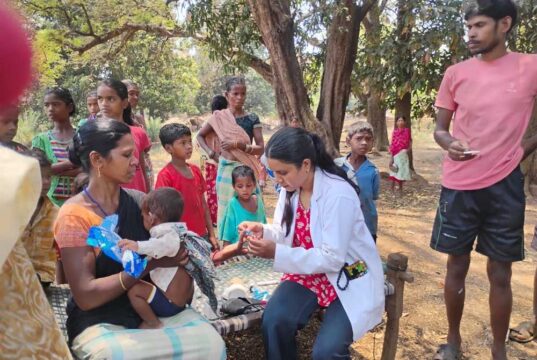 दुर्गम रास्तों को पार कर स्वास्थ्य अमला पहुंचा गांव, सैकड़ों लोगों को मिला उपचार