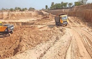 अवैध उत्खनन के खिलाफ सख्त कार्रवाई: महानदी में 14 ओवरलोड हाइवा जब्त, माफियाओं में हड़कंप
