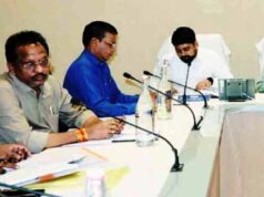विकास परियोजनाओं में लापरवाही पर सख्ती, उद्योग मंत्री देवांगन ने अधिकारियों की लगाई क्लास