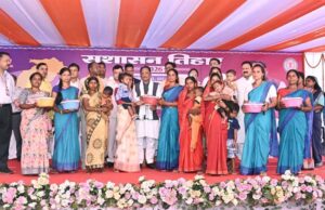दूरस्थ क्षेत्रों में विकास कार्यों की घोषणाएं, मेधावी विद्यार्थियों को दिए टैबलेट