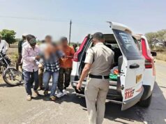 रतलाम के डायल-112 हीरोज सड़क हादसे में घायल हुए तीन लोगों को समय पर पहुँचाया अस्पताल भोपाल रतलाम जिले के थाना रिंगनोद क्षेत्र मेंडायल-112 जवानों की त्वरित प्रतिक्रिया और संवेदनशील कार्यवाहीसे सड़क दुर्घटना में गंभीर रूप से घायल तीन व्यक्तियों को समय पर अस्पताल पहुँचाकर उपचार दिलाया गया। समय पर मिली सहायता से घायलों को शीघ्र चिकित्सा सुविधा उपलब्ध हो सकी। 07 मई को सुबह राज्य स्तरीय पुलिस कंट्रोल रूम डायल-112 भोपाल को सूचना प्राप्त हुई कि थाना रिंगनोद क्षेत्र अंतर्गतबिनोलीफंटा रोडपर दो मोटर साइकिलों की आमने-सामने से टक्कर हो गई है, जिसमें तीन व्यक्ति गंभीर रूप से घायल हो गए हैं। तत्काल पुलिस सहायता की आवश्यकता है। सूचना मिलते ही रिंगनोद थाना क्षेत्र में तैनात डायल-112 एफआरव्ही वाहन को तुरंत घटनास्थल के लिए रवाना किया गया। डायल 112 स्टॉफआरक्षक चंद्रपाल सिंह एवं पायलट मंगलेश्वर सूर्यवंशीने मौके पर पहुँचकरपाया कि मोटरसाइकिल दुर्घटना में तीन लोग गंभीर रूप से घायल हो गए थे। डायल-112 जवानों ने बिना समय गंवाए सभी घायलों कोएफआरव्ही वाहनकी सहायता से तत्कालशासकीय अस्पताल जावरापहुँचाया।डायल-112 जवानों की तत्परता से घायलों को समय पर उपचार मिल सका। डायल 112 हीरोजश्रृंखला के अंतर्गत यह घटना दर्शाती है कि मध्यप्रदेश पुलिस की डायल-112 सेवा हर आपात परिस्थिति में त्वरित सहायता, संवेदनशीलता और जनसेवा की भावना के साथ आमजन के लिए सदैव सक्रिय और प्रतिबद्ध है।