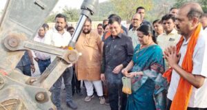 उद्योग मंत्री देवांगन ने नारियल तोड़कर कराया कार्य का शुभारंभ