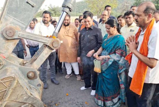 उद्योग मंत्री देवांगन ने नारियल तोड़कर कराया कार्य का शुभारंभ