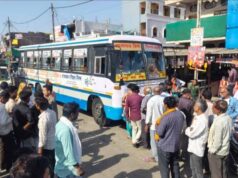 अनाज गायब होने पर मजदूर का फूटा गुस्सा, “मेरा गेहूं लौटाओ” कहकर बस रोकी