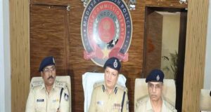 2335 ऑनरेक्श कफ शीशी तथा 125 नग नशीले इंजेक्शन भी जब्त