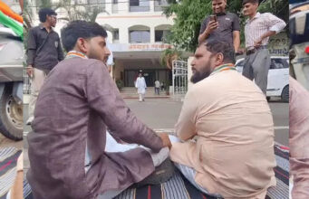 रतलाम से पैदल पहुंचे कांग्रेस कार्यकर्ता, निष्कासन रद्द करने की मांग को लेकर PCC के बाहर प्रदर्शन