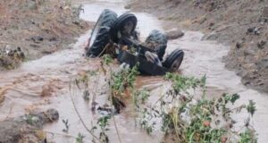 उफनते नाले को पार करना पड़ा भारी, ट्रैक्टर बहा, कुछ दूरी पर मिला वाहन, चालक लापता