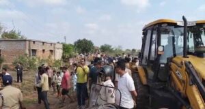 रायपुर में प्रशासन की बेदखली कार्रवाई के खिलाफ ग्रामीणों का प्रदर्शन, पुलिस बल रहा तैनात
