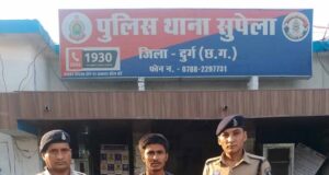 गिरफ्तारी के बाद भी नहीं टूटा रौब, पुलिस गाड़ी में रील बनाकर वायरल किया ‘आज जेल, कल बेल’